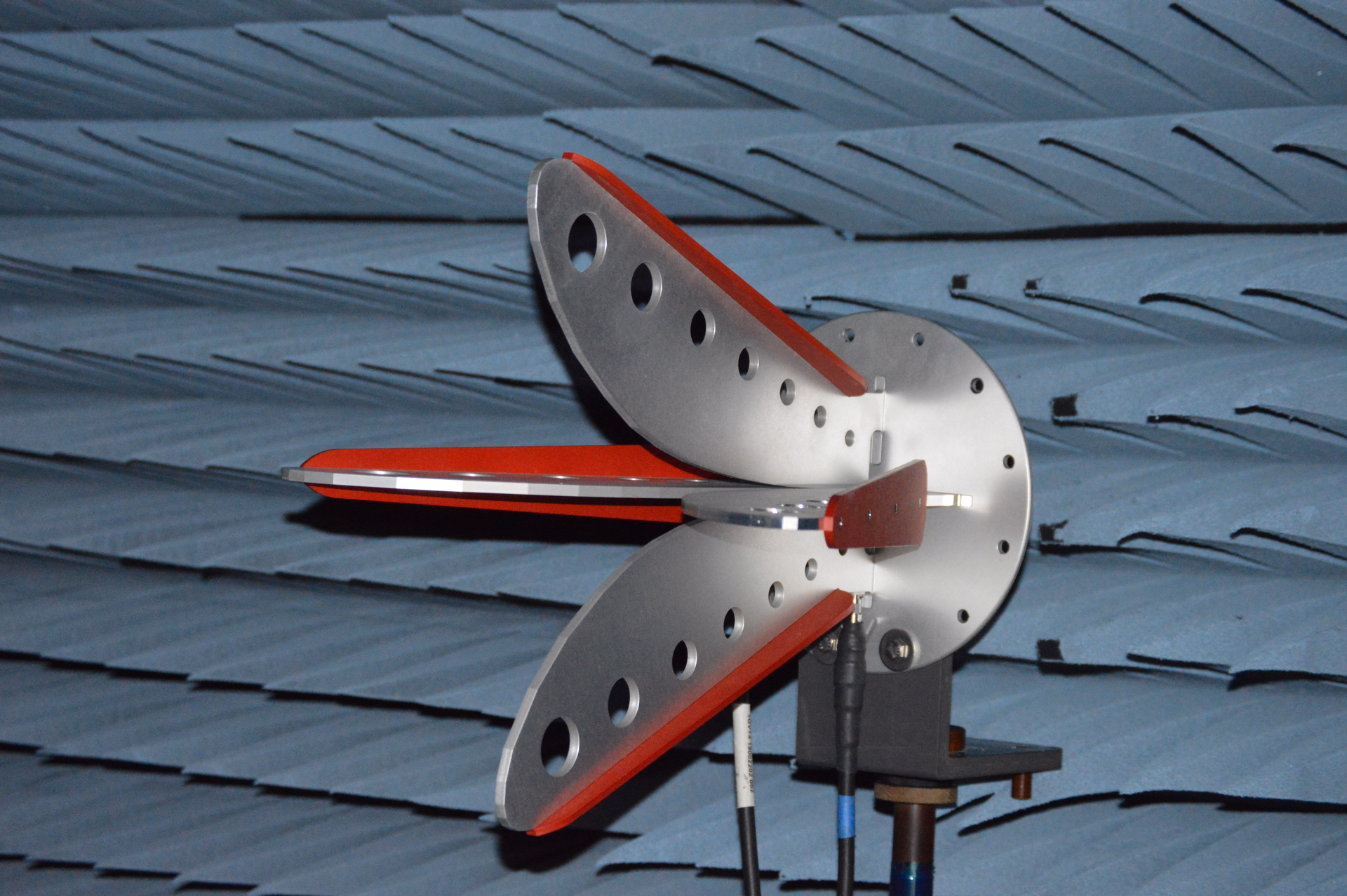Quad-ridge horn antenna inside fully anechoic antenna chamber